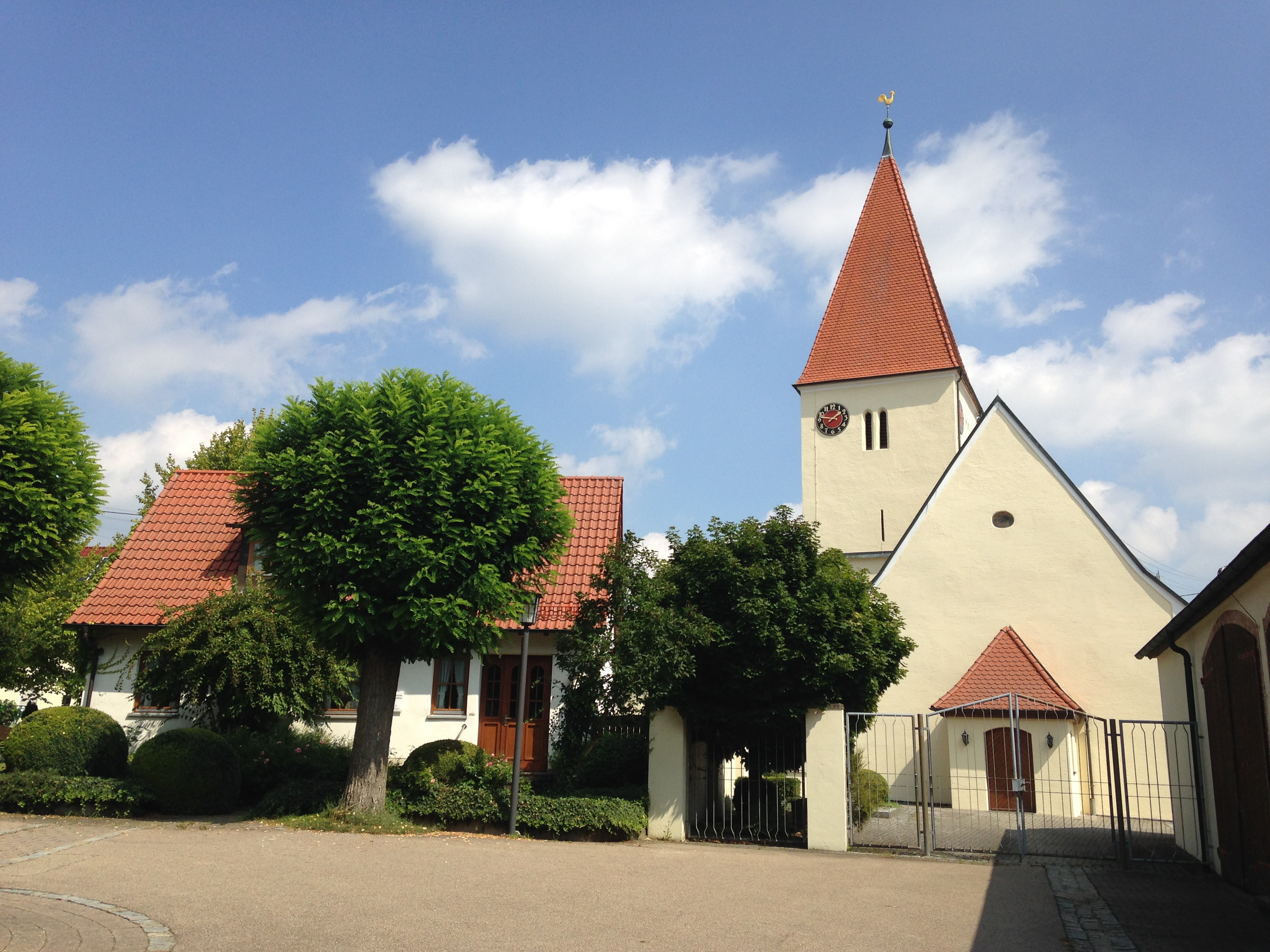 Evang. Johanneskirche in Benzenzimmern mit Gemeindehaus